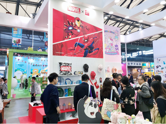 名創(chuàng)優(yōu)品攜漫威、芝麻街等爆款I(lǐng)P
亮相2019中國(guó)國(guó)際授權(quán)展