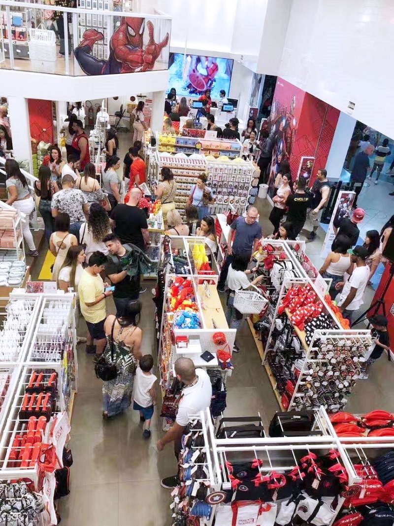 4店同開(kāi)，名創(chuàng)優(yōu)品×漫威IP黑金店
強(qiáng)勢(shì)入駐巴西